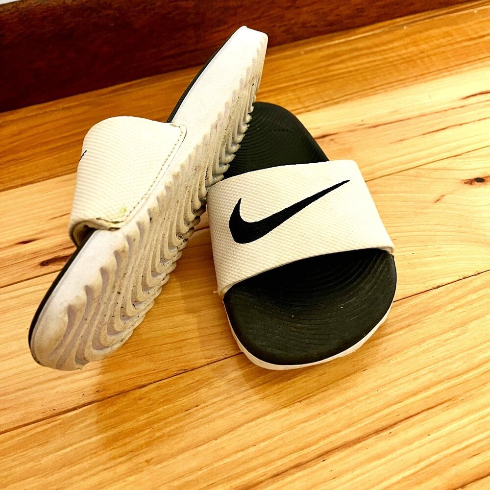 Nike Cushioned Slides White and Black Size 9 Little Kids